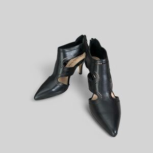 Bella Vita Black Leather Bootie. NEW 7 MED. Zipper back, sexy cutout detail